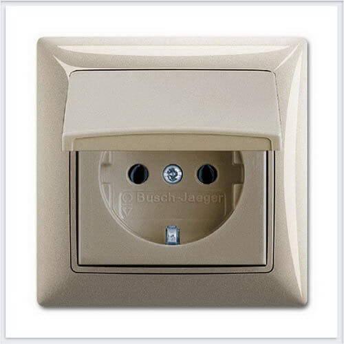 Розетка ABB Basic55 Schuko с/з 16A 250V IP44 с крышкой безвинтовой зажим шампань 2CKA002018A1501