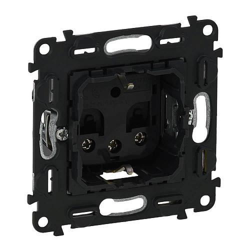 Розетка Legrand Valena Мех In Matic 16A 250V с/з с защитными шторками винтовой зажим 6 кв.мм 753028