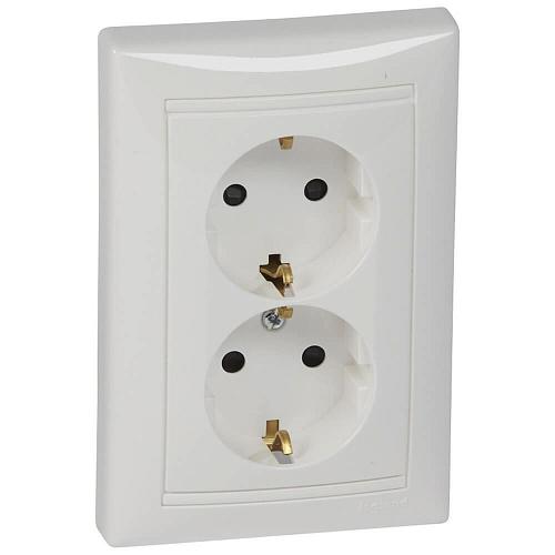 Розетка 2x2К+З Legrand Valena 16A 250V с/з со шторками винтовой зажим белая 774427